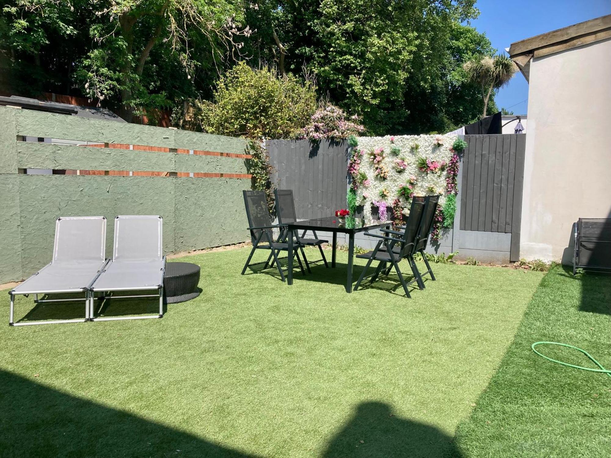 Cosy Modern Family Home Free Parking Garden Лондон Экстерьер фото
